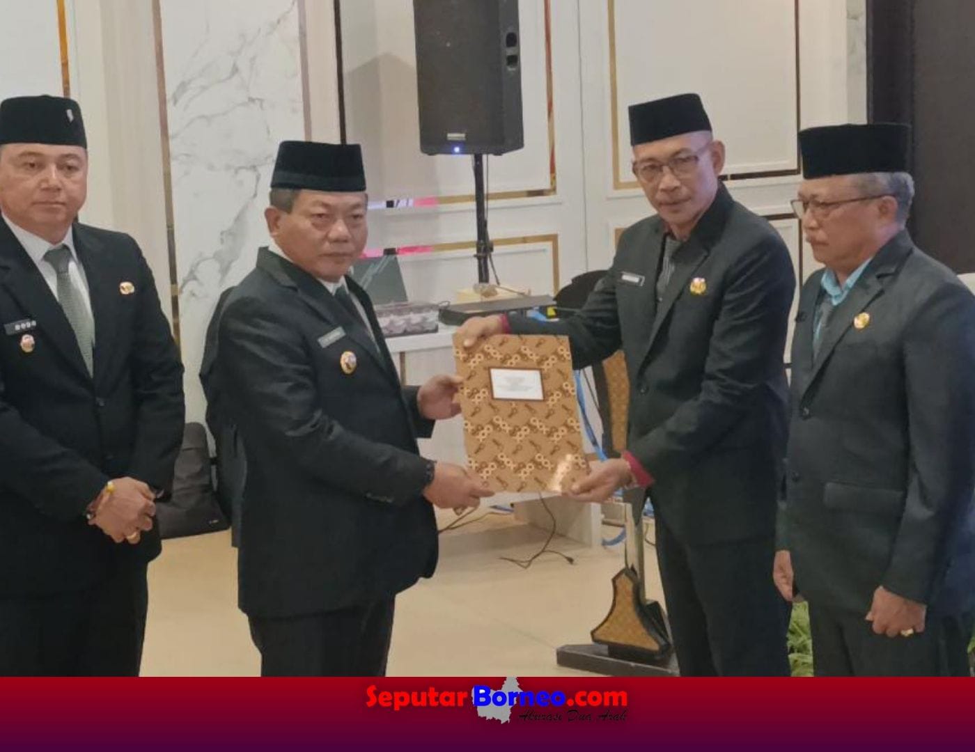 Bupati Kapuas HM. Wiyatno didampingi Wakil Bupati Kapuas Dodo menyerahkan Surat Keputusan kepada pejabat yang dilantik, Senin (25/8/2025). FOTO: FADLI/SB