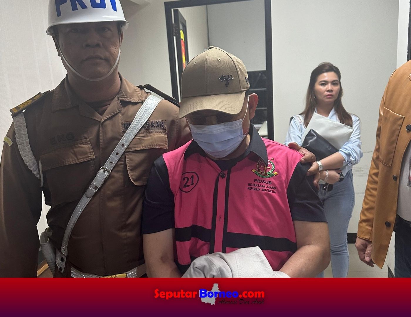 Ujang Iskandar menggunakan baju tahanan saat digiring oleh penyidik. (FOTO:ISTIMEWA)