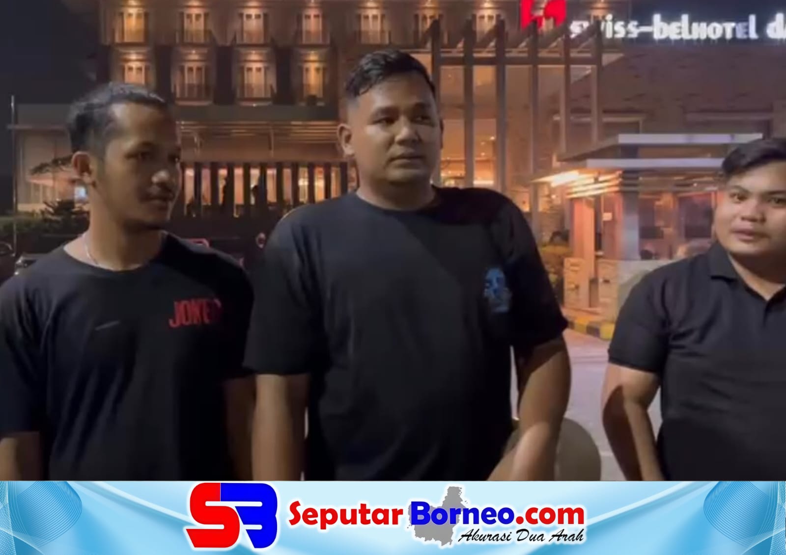 Sejumlah pemuda melaksanakan aksi di tempat Menteri Kehutanan Raja Juli Antoni menginap di Palangka Raya. (FOTO:ISTIMEWA)