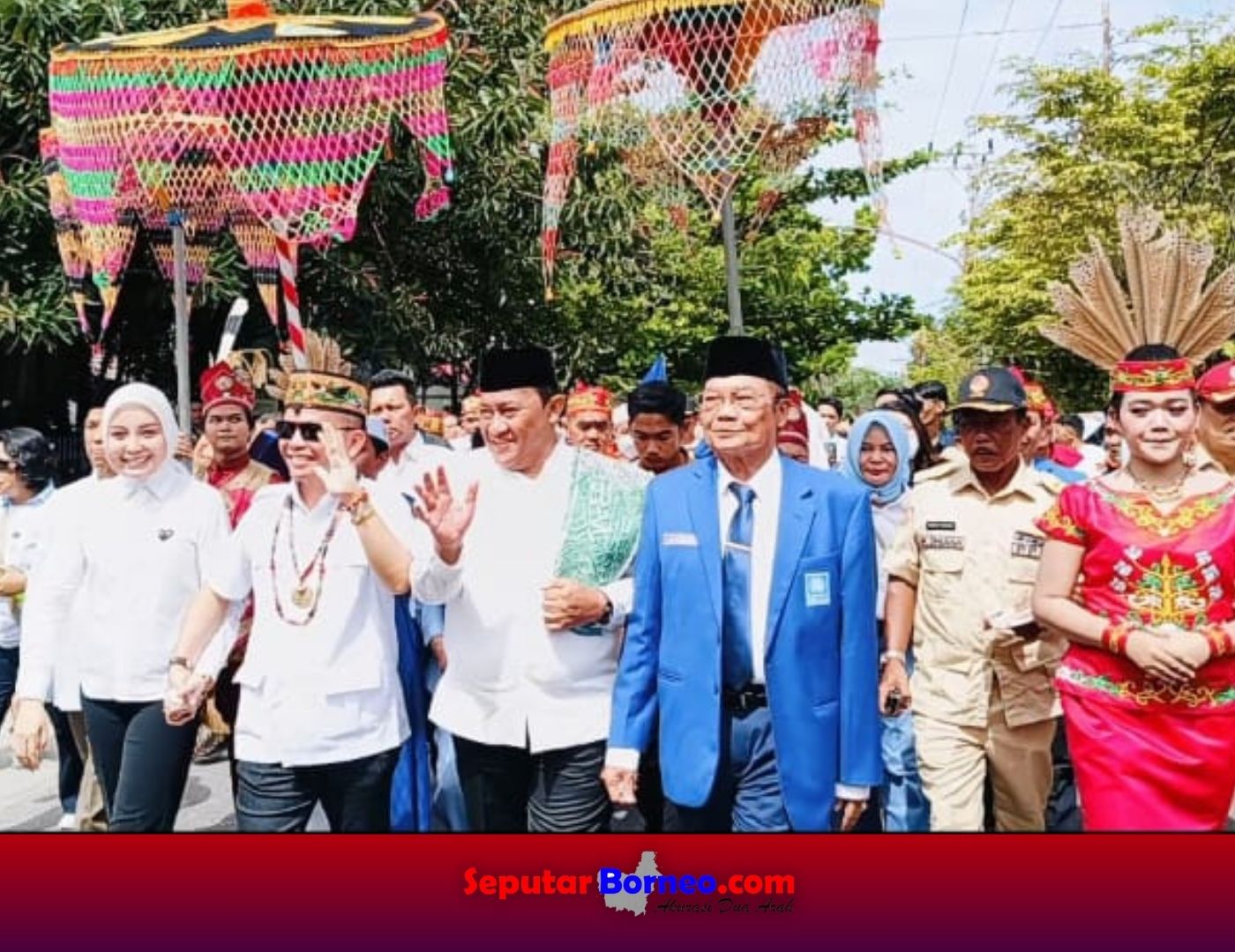 Pasangan Agustiar Sabran dan Edy Pratowo saat menuju KPU Kalteng untuk mendaftar sebagai calon gubernur dan wakil gubenur Kalteng. (FOTO:SEPUTAR BORNEO)