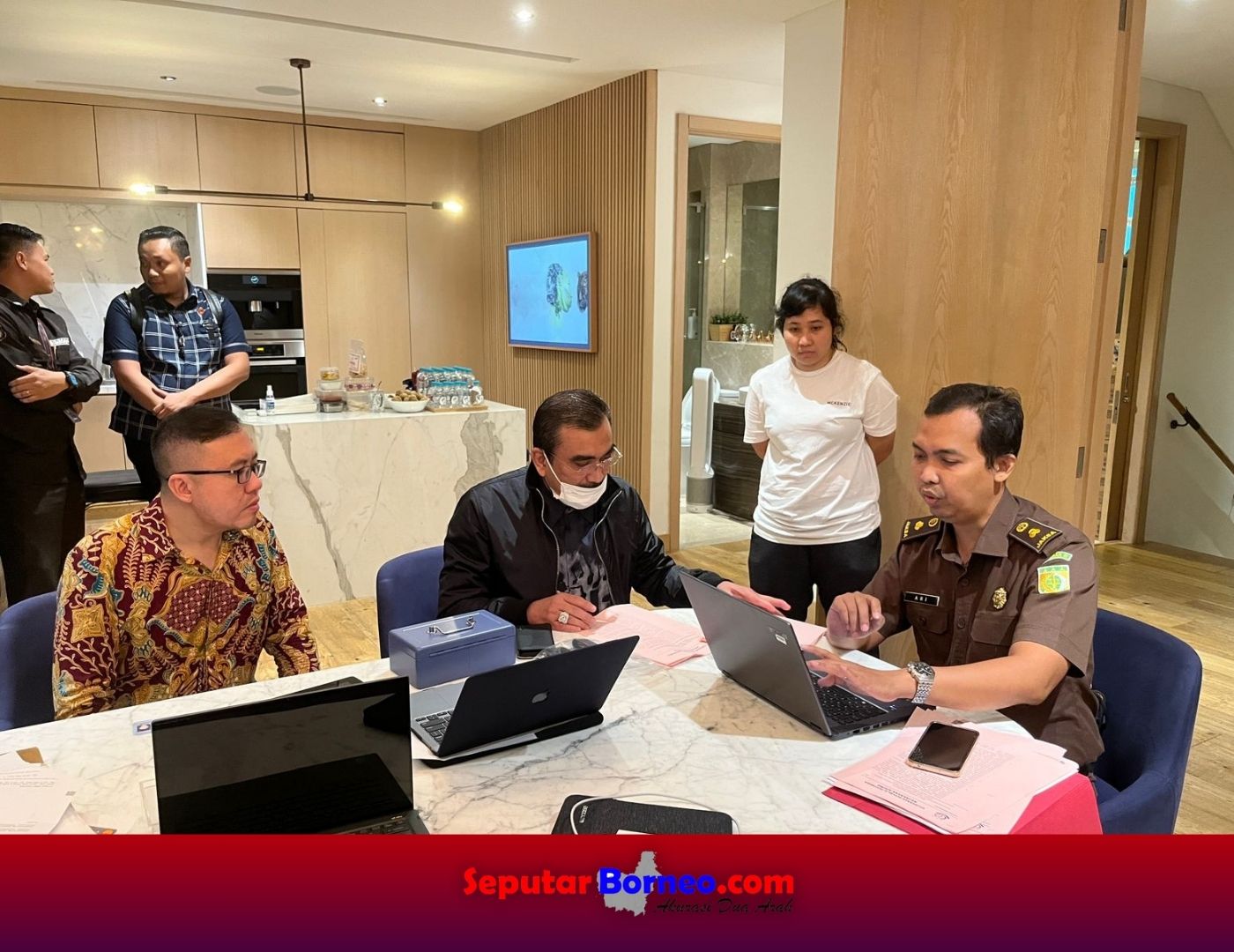 Tim Penyidik Jam Pidsus melakukan penggeledahan rumah tersangka HM di DKI Jakarta. (FOTO:ISTIMEWA)