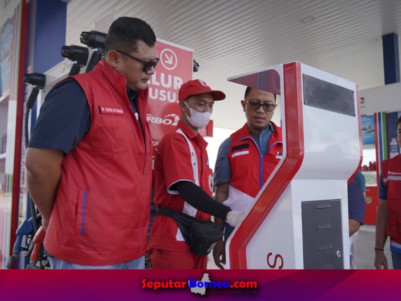 Petugas saat mengecek ketersediaan BBM dan LPG Jepang Idul Fitri. (FOTO:ISTIMEWA)