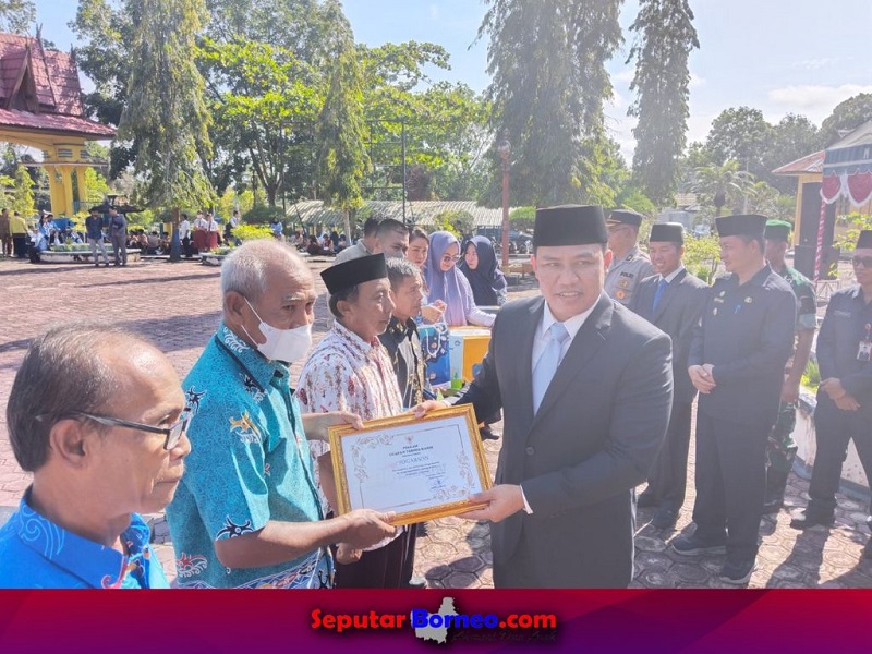Bupati Lamandau Hendra Lesmana usai memimpin peringatan Hari Pendidikan Nasional 2023. (FOTO:ISTIMEWA)