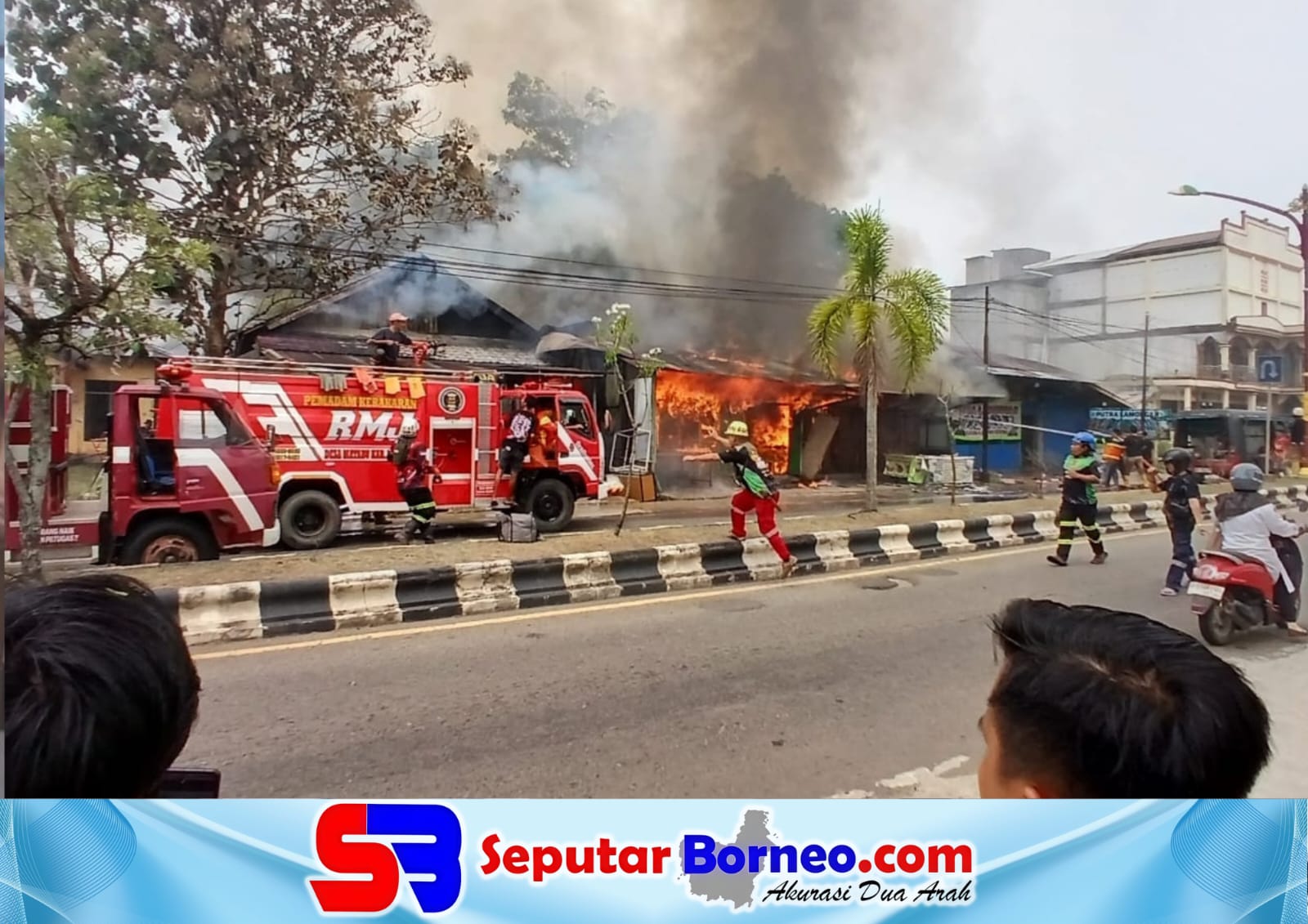Kebakaran yang terjadi di seberang Pengadilan Negeri Tamiang Layang, Senin (12/10/2026). FOTO:LOGMAN/SB