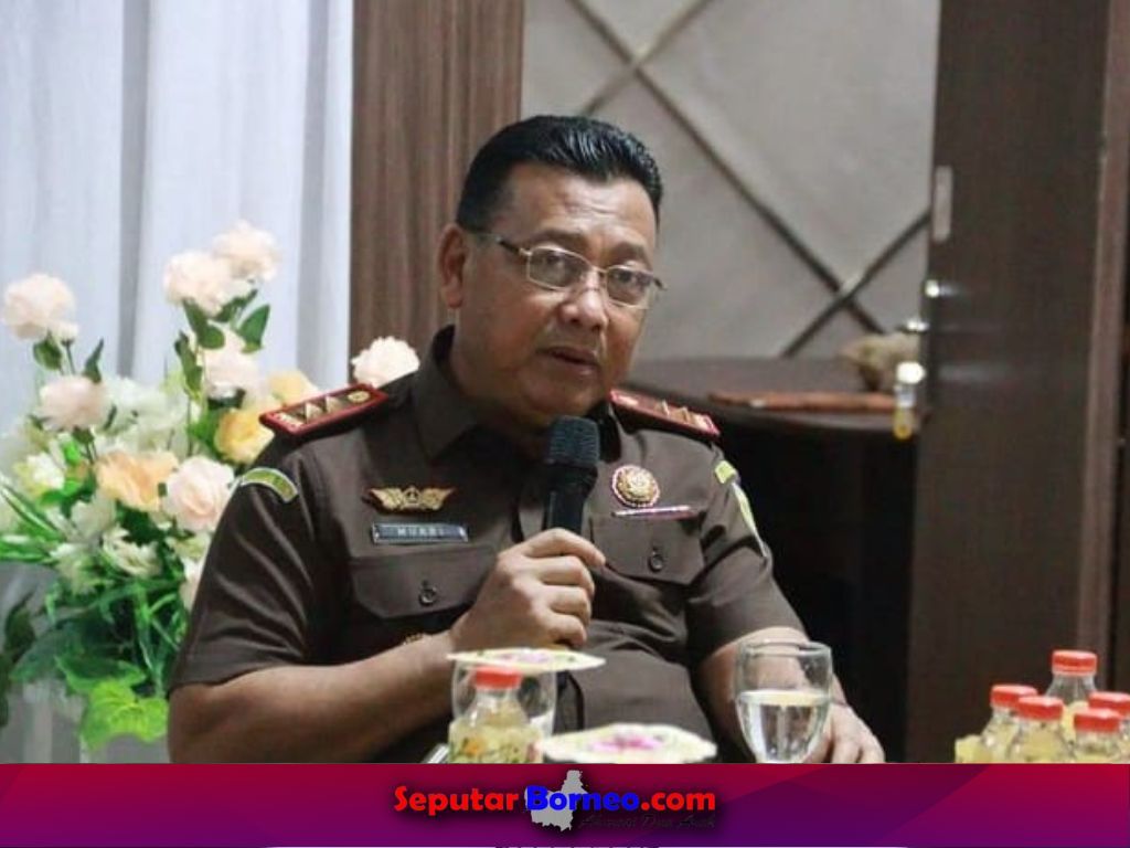 Kajati Kalsel, Dr Mukri SH MM memberian arahan kepada para jaksa di Kejari Kotabaru. (FOTO:ISTIMEWA)