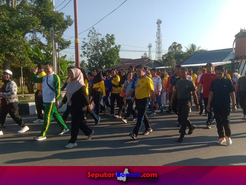 Ketua BNK Pulpis, Dr Priyambudi bersama Kapolres AKBP Mada Ramadita, Dandim 1011/KLK Letkol Inf Khusnun Dwi Putranto dan pejabat lainnya saat mengikuti Jalan Sehat Hari Anti Narkotika Internasional. (FOTO:ISTIMEWA)