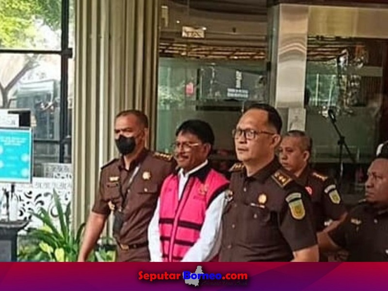 Menteri Komunikasi dan Informatika, Johnny G Plate menggunakan rompi tahanan dengan terborgol digiring penyidik usai ditetapkan tersangka dalam kasus BTS Bakti Kominfo. (FOTO:KEJAGUNG)