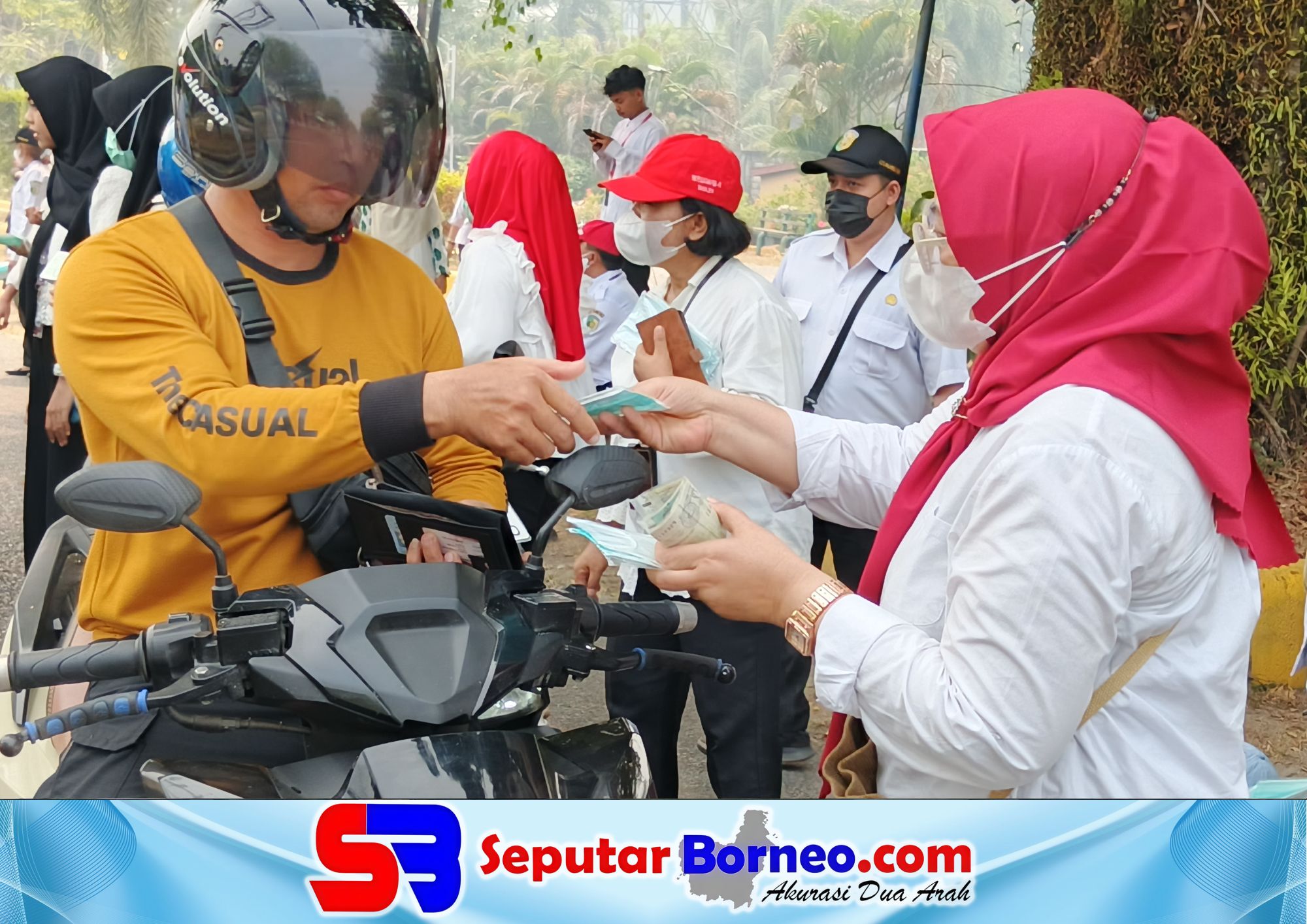 Razia Digelar di Tengah Kabut Asap, Pengendara Langsung Dibagikan Masker