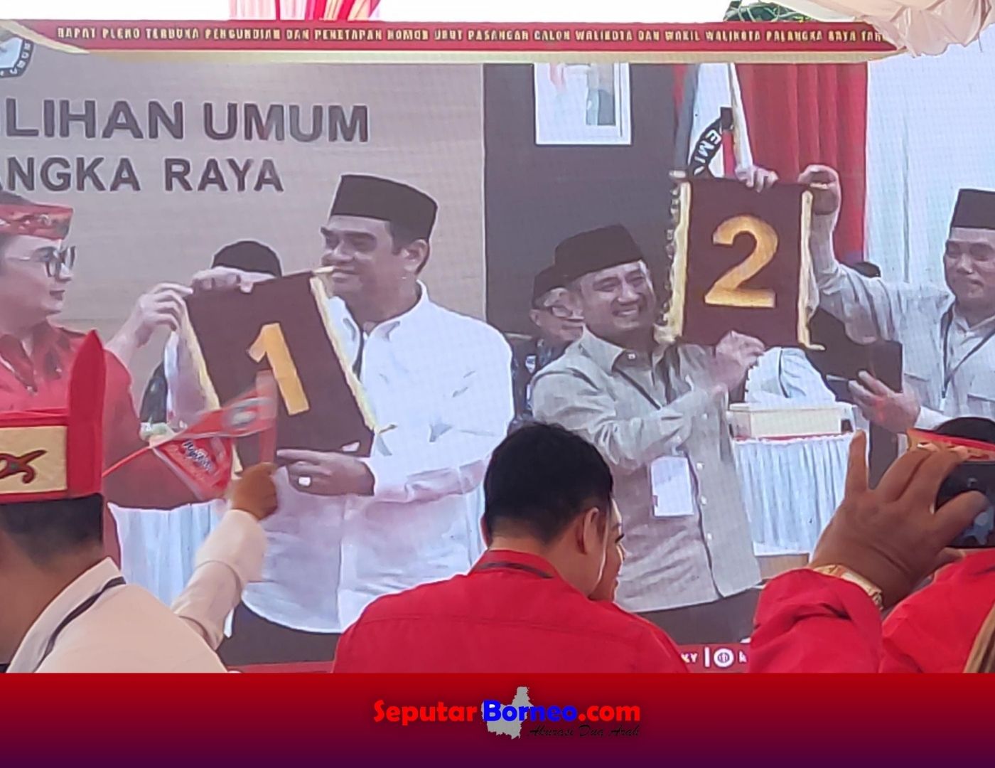 Dua pasangan calon Wali Kota dan Wakil Wali Kota Palangka Raya memperlihatkan nomor urut yang didapatkan saat pencabutan di KPU. (FOTO:SEPUTAR BORNEO)