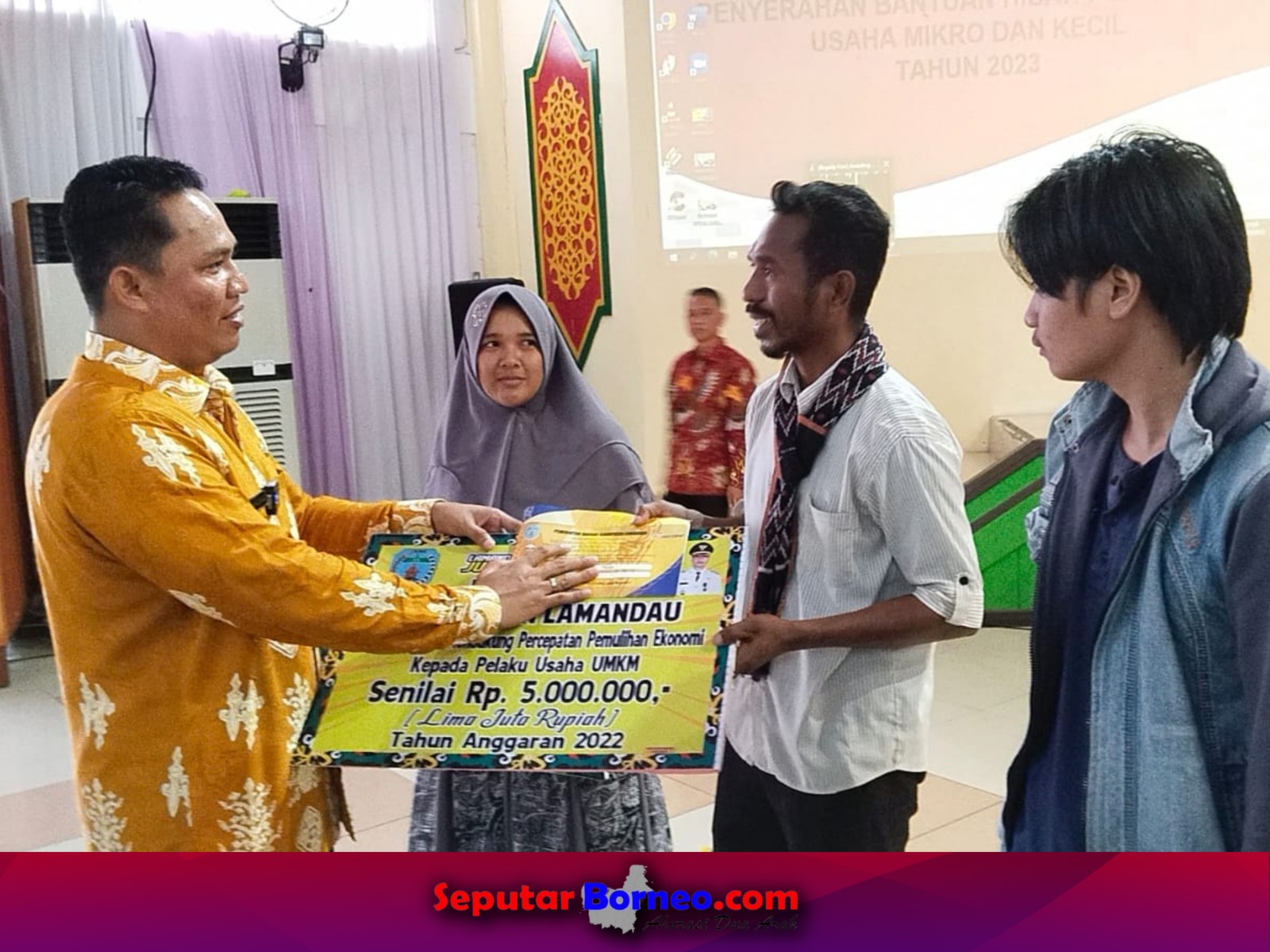 Bupati Lamandau Serahkan Dana Hibah Bagi Pengembangan UKM