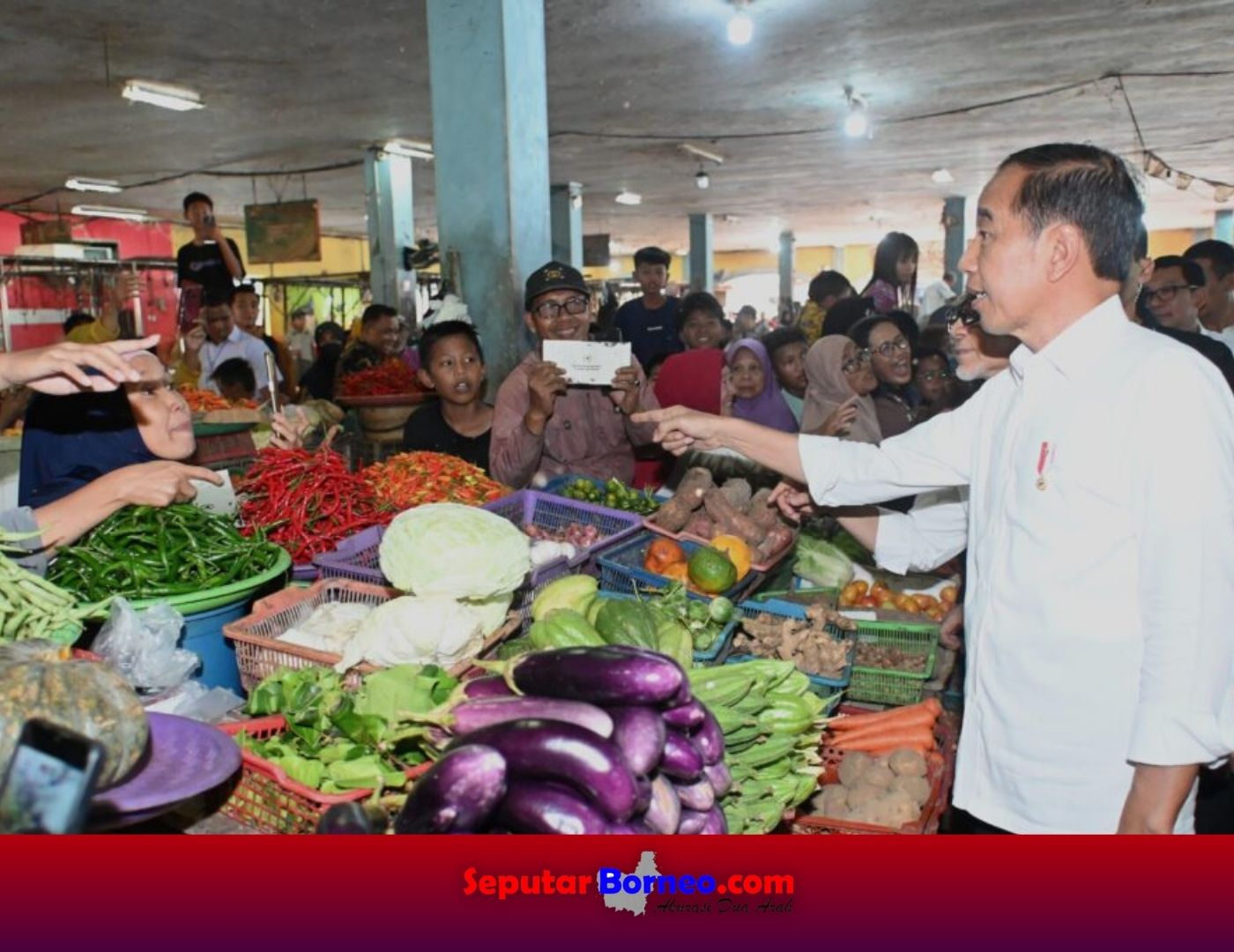 Presiden RI Joko Widodo saat meninjau pasokan dan harga bahan pokok di Pasar PPM Sampit. (FOTO:ISTIMEWA)