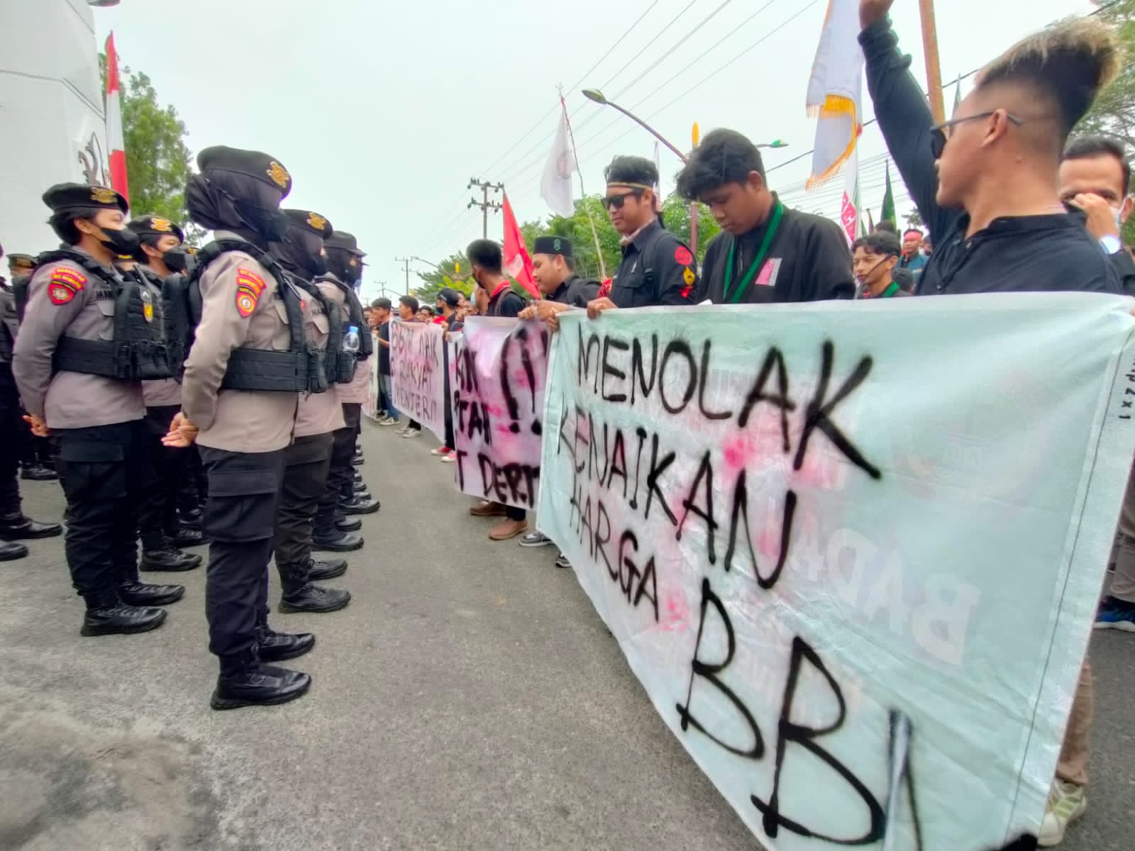 Breaking News!Tolak BBM Naik, Mahasiswa Demo Gedung DPRD Kalteng