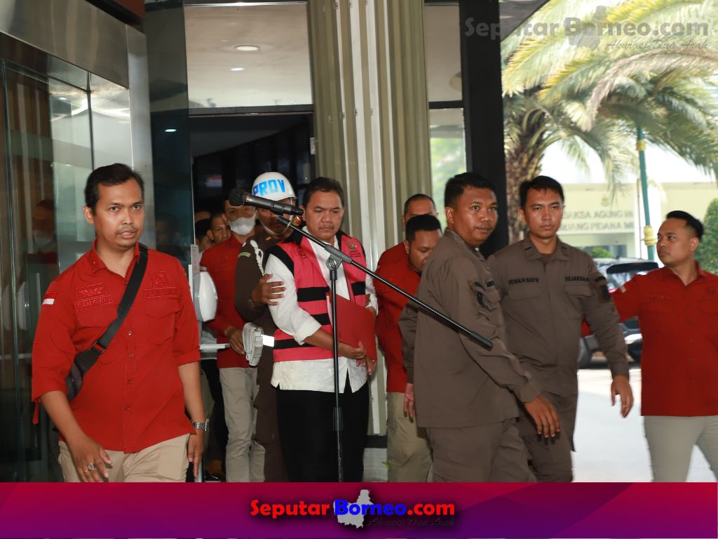 Anggota BPK RI, AQ menggunakan baju tahanan saat digiring tim penyidik. (FOTO:ISTIMEWA)