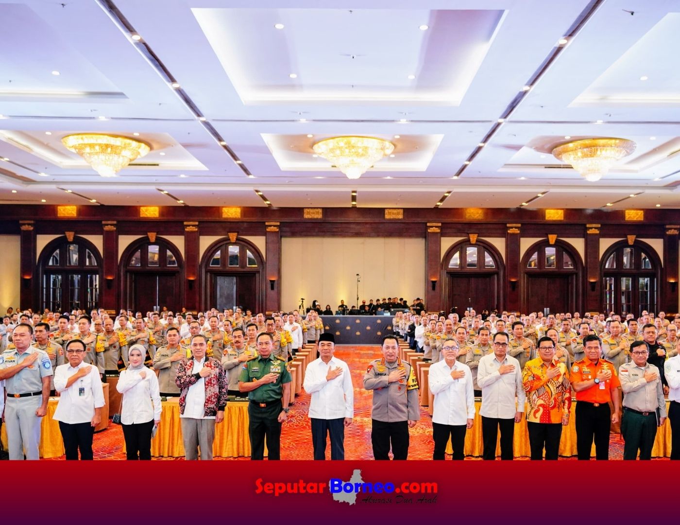 Usai rapat koordinasi litas sectoral kesiapan Operasi Ketupat 2024, Kapolri Jenderal Listyo Sigit Prabowo foto bersama. (FOTO:ISTIMEWA)