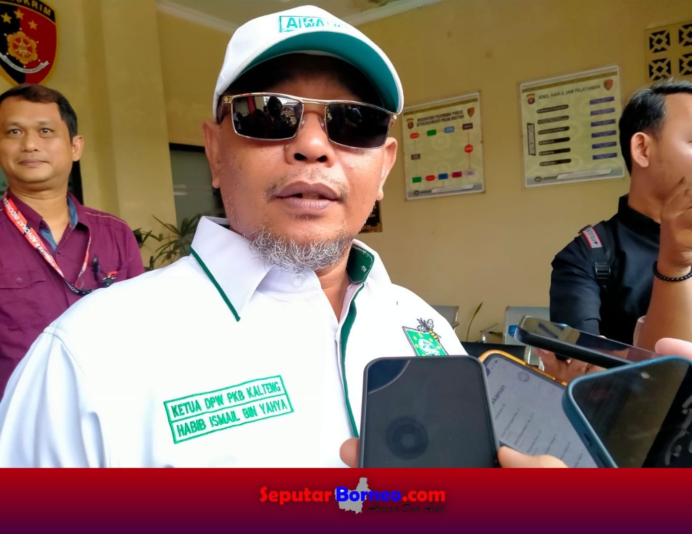 Ketua DPW PKB Kalteng, Habib Ismail Bin Yahya ketika diwawancara oleh wartawan. (FOTO:SEPUTAR BORNEO)