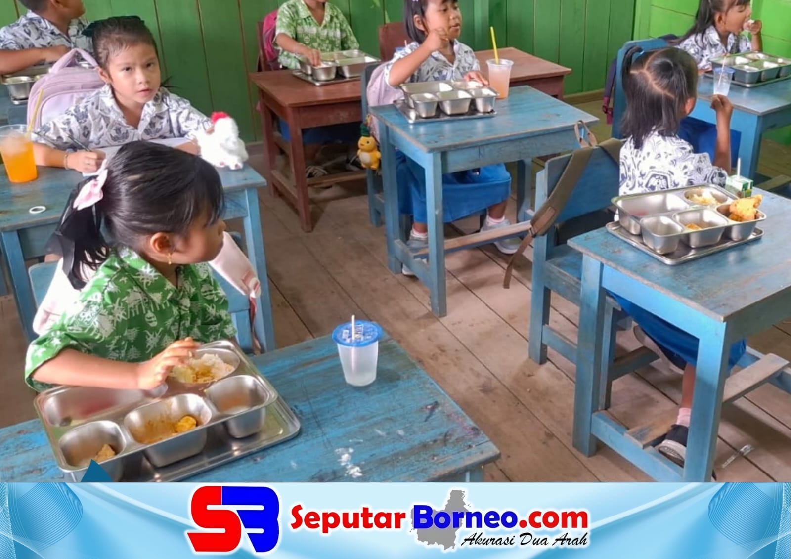 Sejumlah anak saat menerima program Makan Bergizi Gratis yang baru berjalan di Gumas. (FOTO:ISTIMEWA)