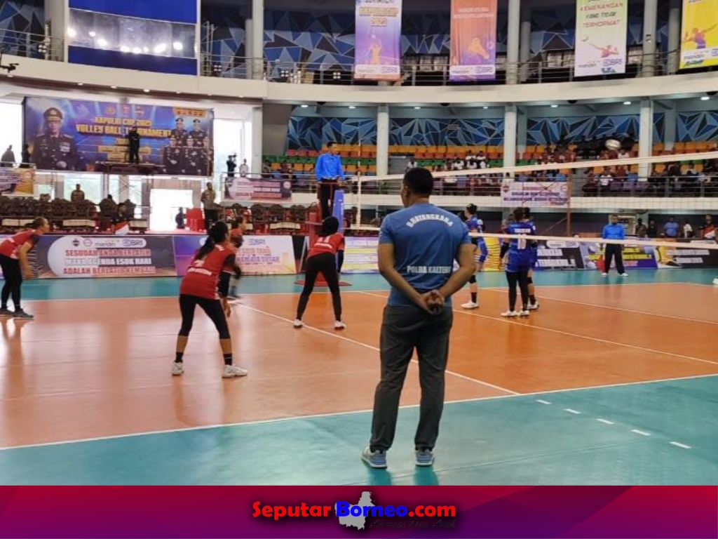 Pembukaan turnamen voli Kapolri Cup dalam memeriahkan Hari Bhayangkara ke-77. (FOTO:ISTIMEWA)