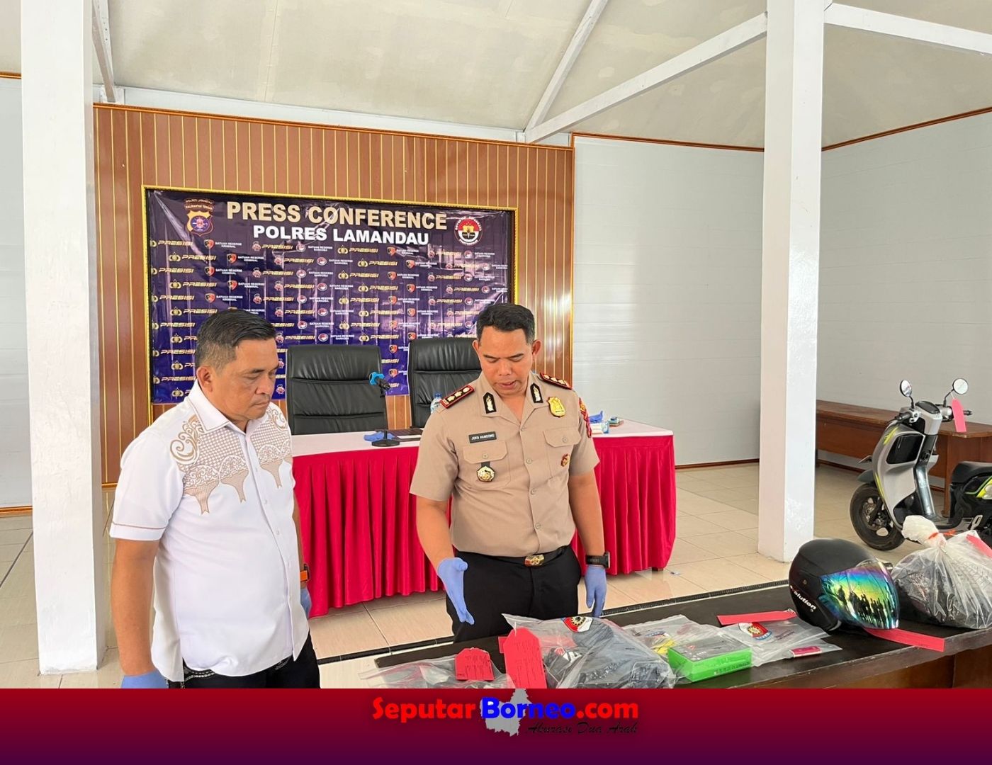 Kapolres Lamandau AKBP Joko Handono didampingi Kasatreskrim Lamandau AKP Jhon Digul Manra menunjukkan barang bukti, saat rilis di Joglo Kapolres Lamandau, pada Senin (26/01/2026).FOTO: BAYU/SB