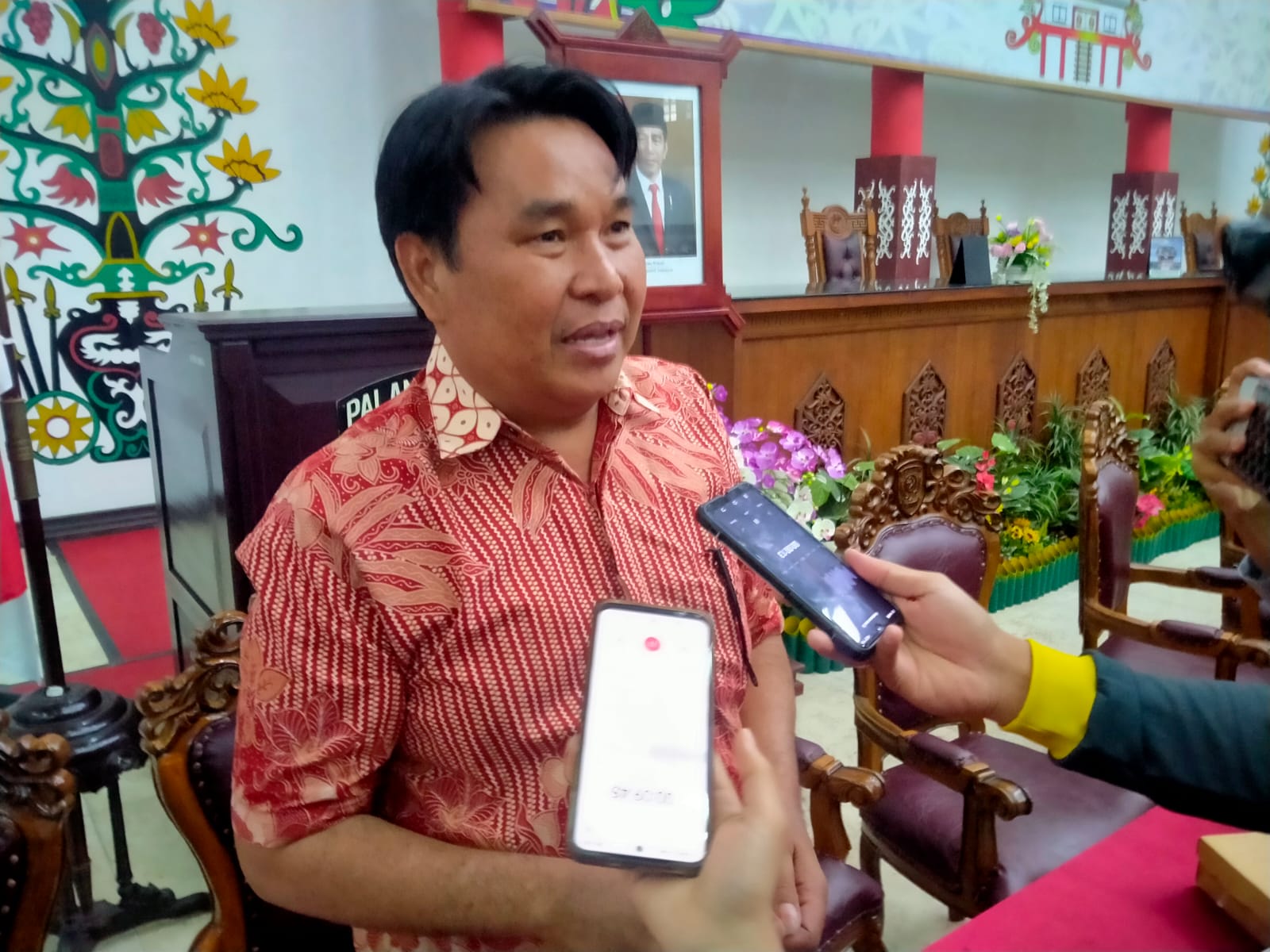 MENYAMPAIKAN : Anggota DPRD Palangka Raya, Dudie B Sidau saat diwawancara wartawan di gedung dewan setempat. (FOTO:SEPUTAR BORNEO)