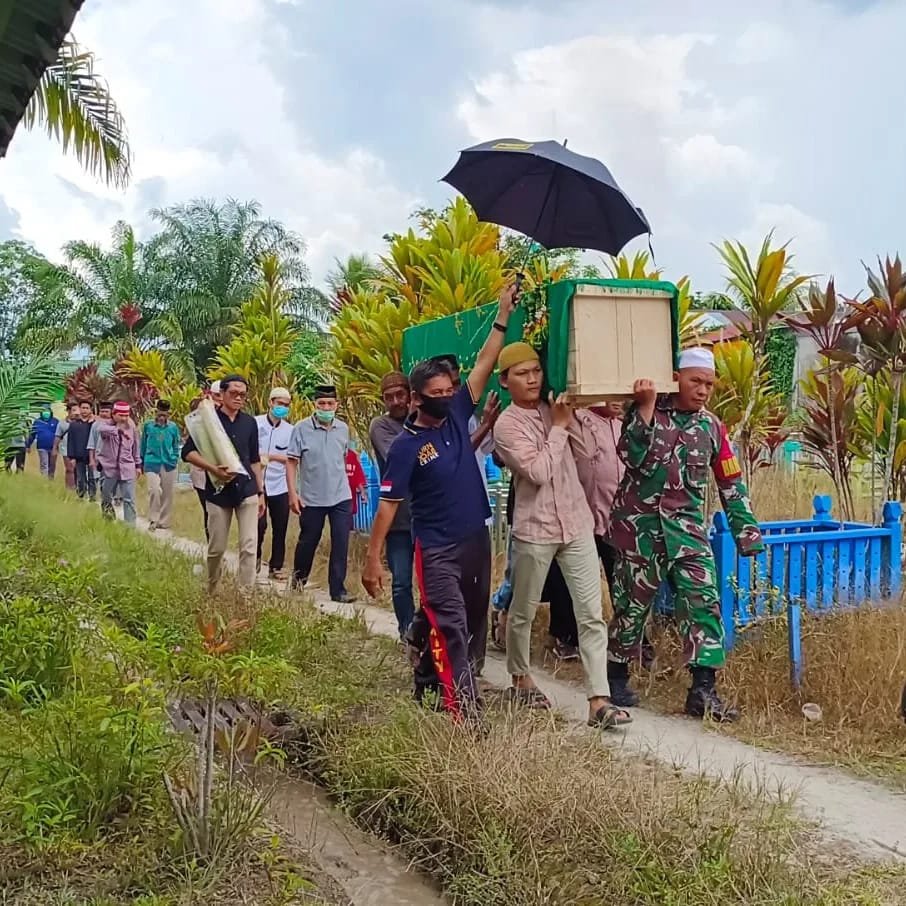 Satgas TMMD Sampit Bantu Mengantarkan Pemakaman Almarhum Lurah Baamang Hulu