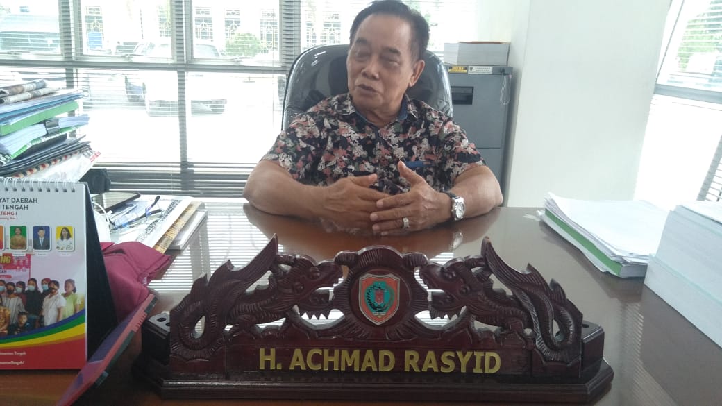 MENJELASKAN : Ketua Komisi II DPRD Kalteng, H Achmad Rasyid saat ditemui wartawan di ruangan komisi. (FOTO:ISTIMEWA)