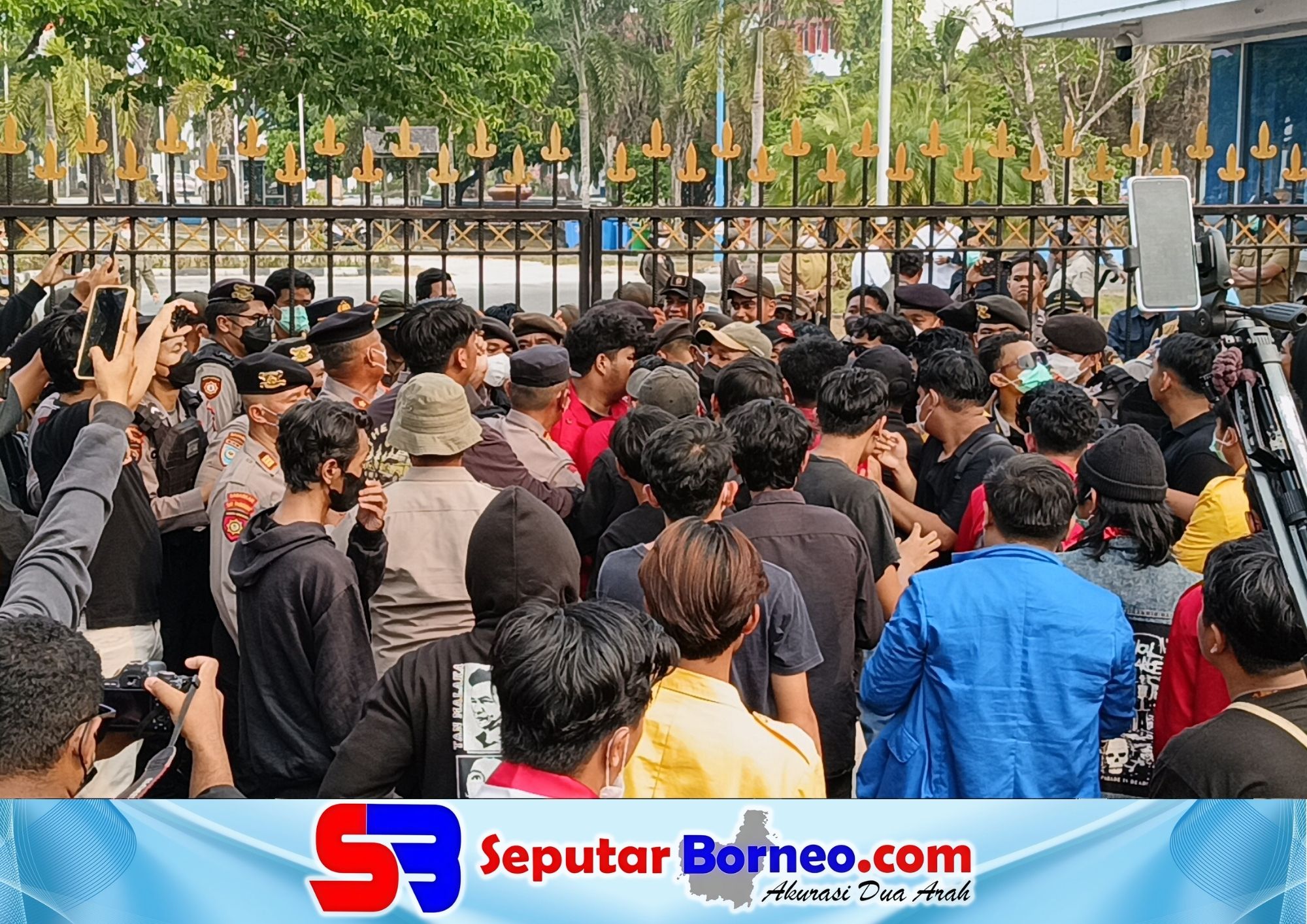 Mahasiswa dan aparat kepolisian terlibat saling dorong saat melaksanakan aksi demo di Kantor Gubernur Kalteng. (FOTO: SEPUTAR BORNEO)