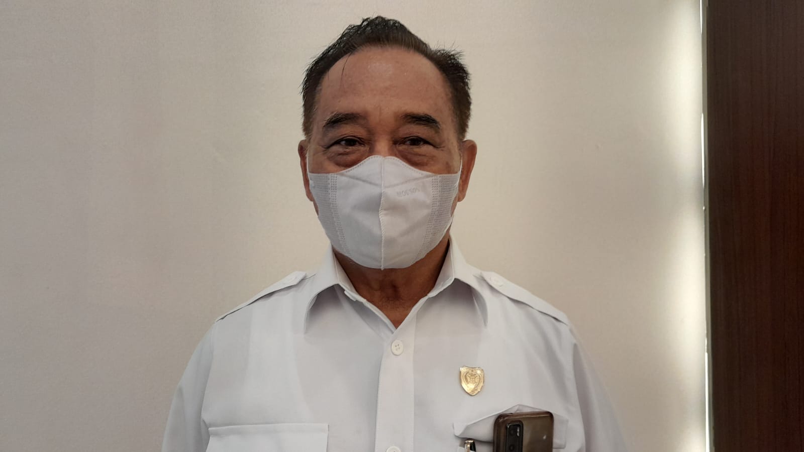 MENYAMPAIKAN : Ketua Komisi II DPRD Kalteng, H Achmad Rasyid saat dibincangi oleh wartawan. (FOTO:SAHYUDI)
