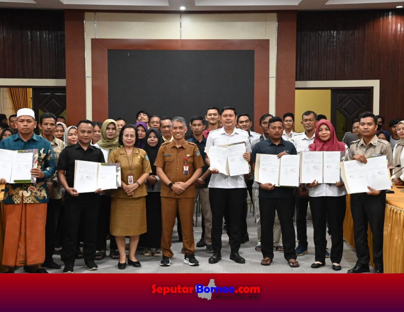 Sekda Irwansyah Serahkan SPK Tenaga Kontrak 2025