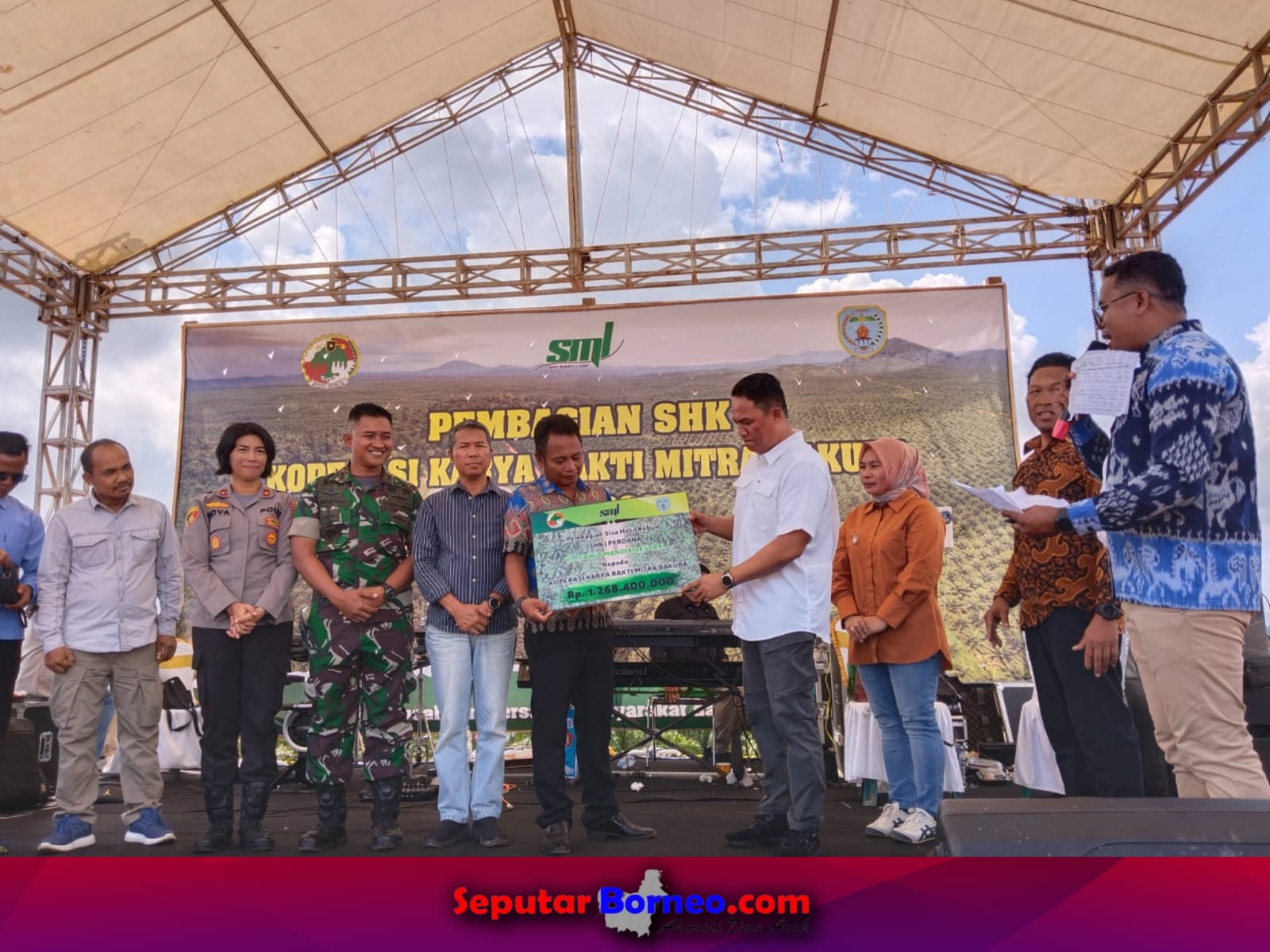 Bupati Lamandau Bagikan SHK Bagi Anggota Koperasi Karya Bakti Mitra Bakuba