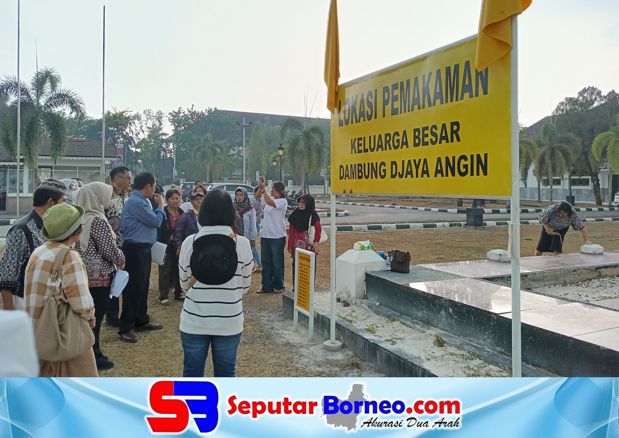 Sidang lapangan gugatan ahli waris Dambung Djaya Angin saat bereda di halaman DPRD Kalteng. (FOTO: SEPUTAR BORNEO)