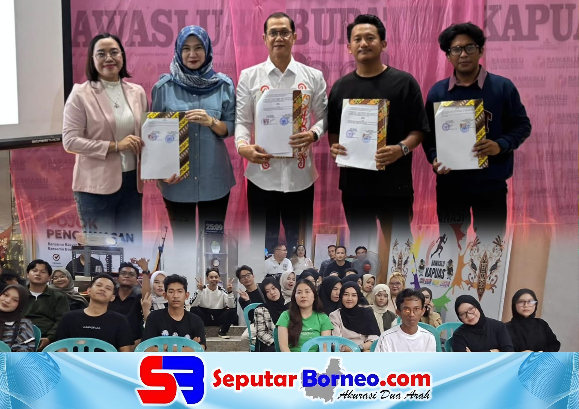 Ketua Bawaslu Kapuas, Iswahyudi Wibowo, bersama perwakilan pengurus Standupindo Kapuas saat menyosialisasikan pengawasan partisipatif melalui kegiatan Stand Up Crowdwork Road to Saruan Tawa bertajuk “Kita Jodohkan”, yang berlangsung di Aula Bawaslu Kabupaten Kapuas, Jumat (30/10/2026) malam.FOTO: ISTIMEWA/SB