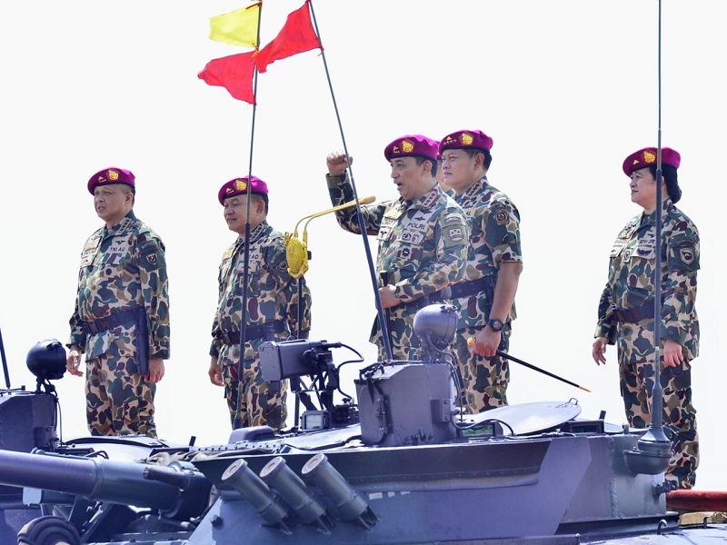 Kapolri Disematkan Jadi Warga Kehormatan Marinir