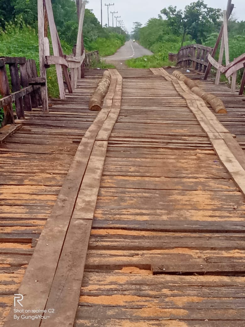 Warga Perbaiki Jembatan Penghubung Desa Secara Swadaya