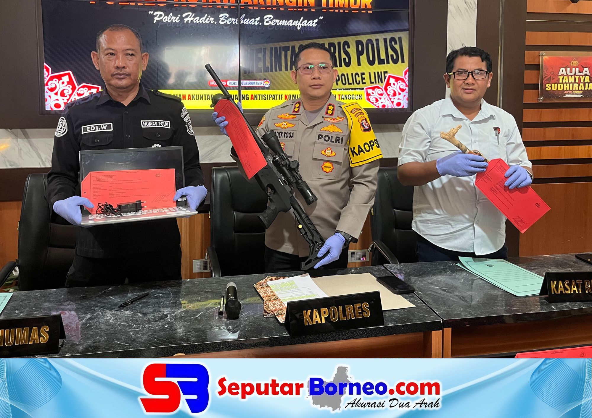 Kapolres Kotim, AKBP I Kadek Dwi Yoga Sidhimantra memimpin konferensi pers pengungkapan kasus pencurian dan menunjukan barang bukti. (FOTO: SEPUTAR BORNEO)