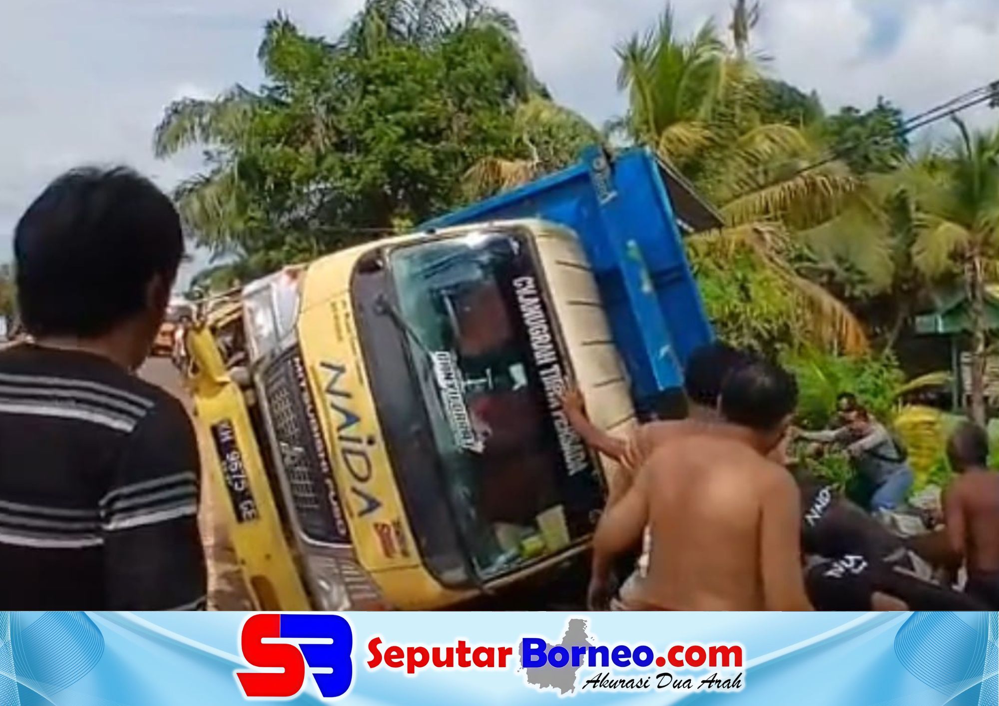Truk Muatan Air Minum Terguling, Ibu dan Anak Tewas Tertindih