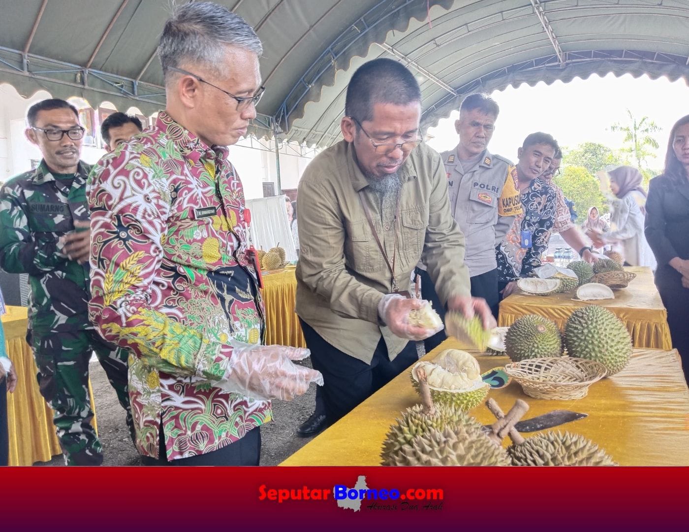 Penjabat Bupati Lamandau Said Salim, yang diwakili Sekda Lamandau Irwansyah, membuka secara resmi kontes Durian Lokal Lamandau, pada Kamis (9/01/2025). FOTO: BAYU