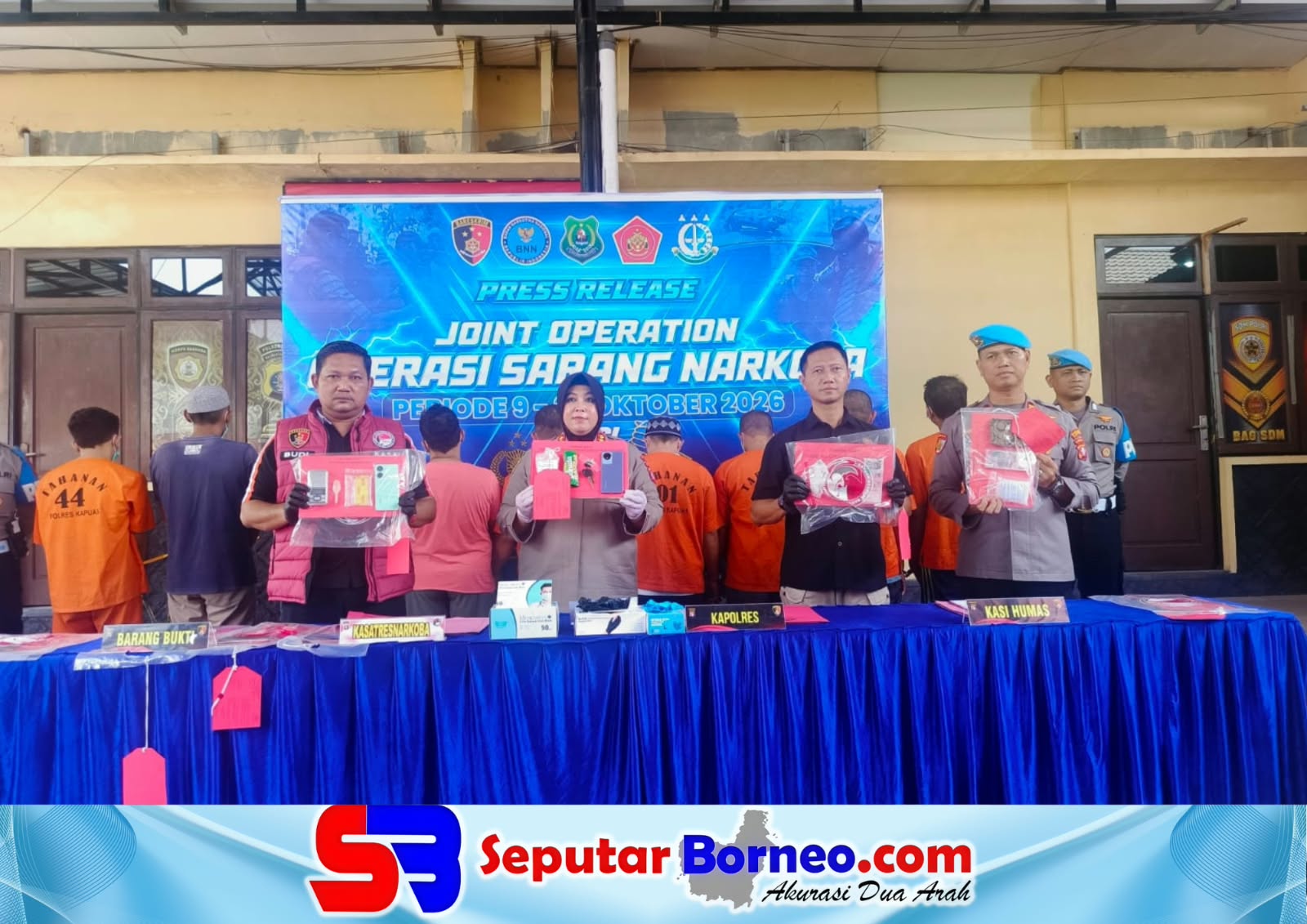 Kapolres Kapuas AKBP Rina Perwitasari., SH., S.IK., MH., CPHR., CBA., didampingi Kasatnarkoba AKP Budi Utomo., SH., dan Kasi Humas Iptu Suroto dalam konferensi pers di halaman belakang Mapolres Kapuas, pada Kamis (29/10/2026). FOTO: FADLI/SB