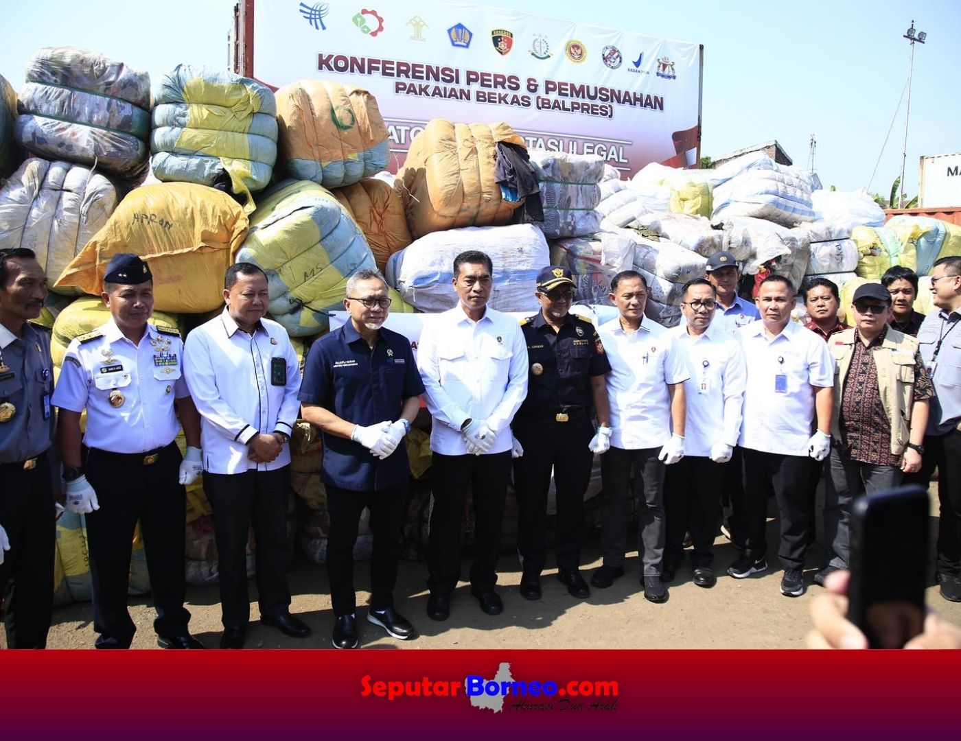 Bareskrim Sita 1.883 Bal Pakaian Bekas Asal Cina