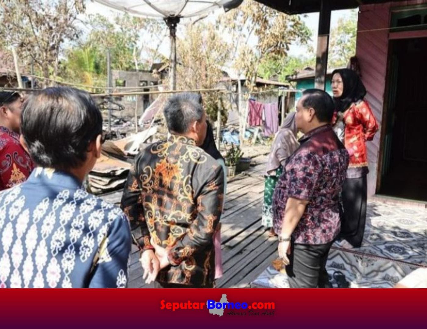 Halikinnor saat memantau kondisi renovasi rumah warga. (FOTO:ISTIMEWA)