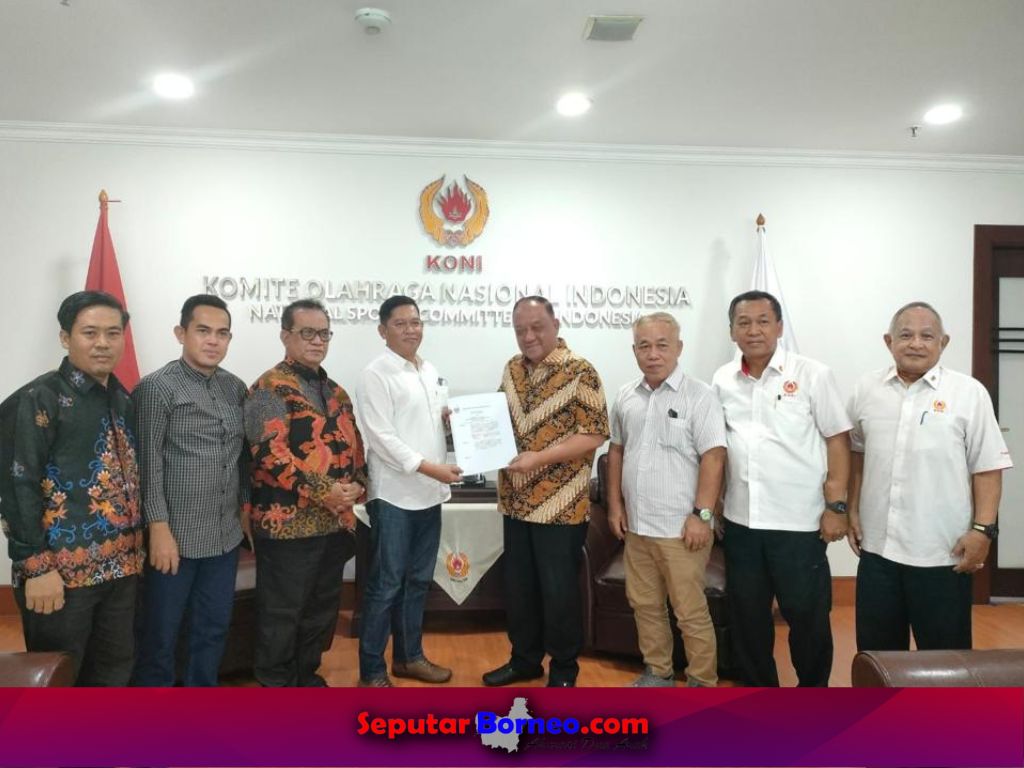 Ketua Umum KONI Pusat Letjen (Purn) Marciano Norman saat menyerahkan SK kepengurusan KONI Kalteng. (FOTO:ISTIMEWA)