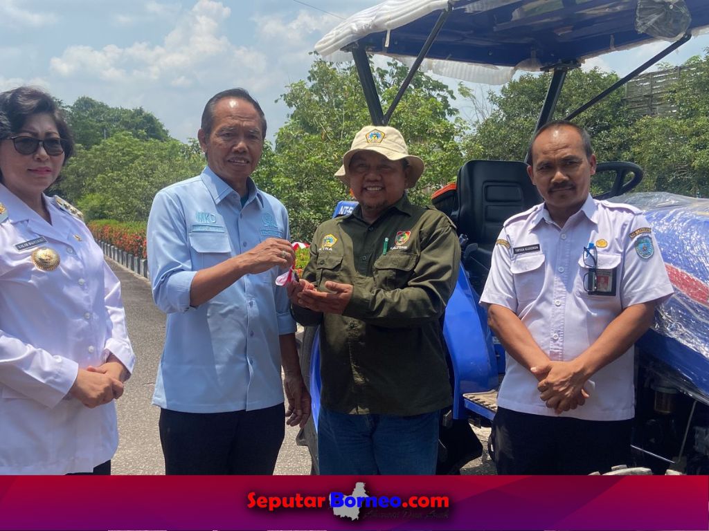 Anggota DPR RI Bambang Purwanto Serahkan Alsintan