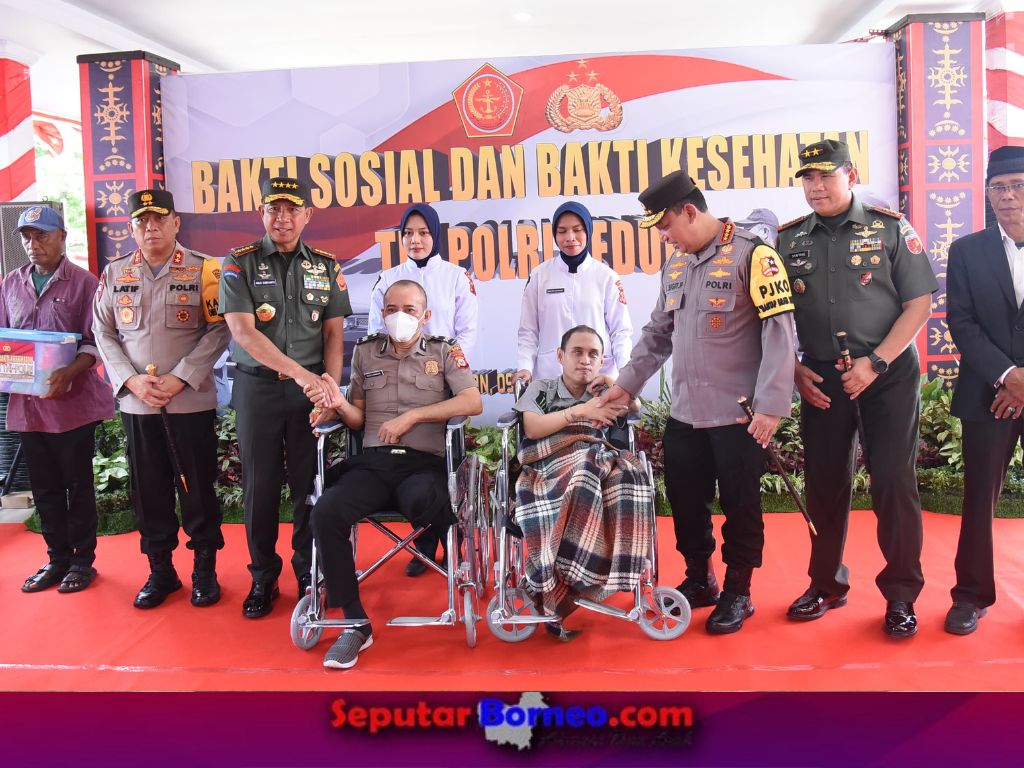 Kapolri dan Panglima TNI Berikan Pengobatan Gratis di Maluku