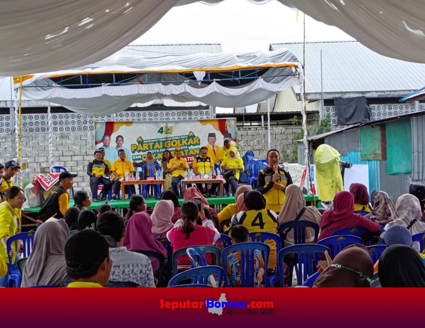 Ketua DPD Golkar Kota Palangka Raya, Fairid Naparin menyampaikan sambutan pada kampanye terbatas di Jalan Badak Induk. (FOTO:SEPUTAR BORNEO)