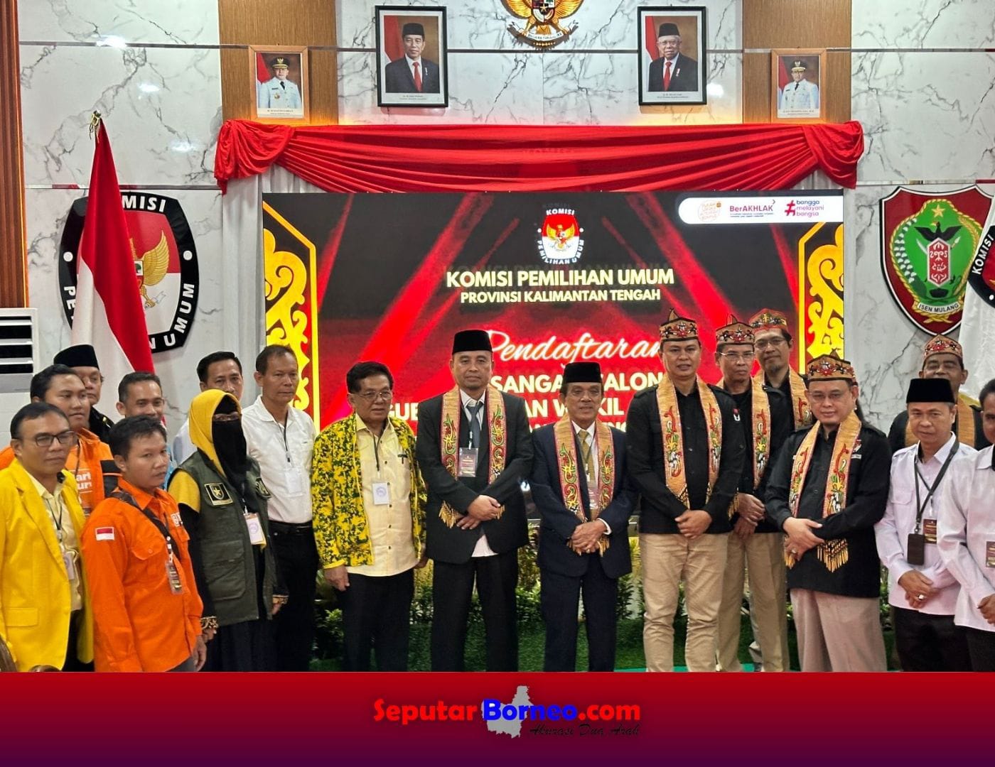 Pasangan calon gubernur dan wakil gubernur Kalteng, Abdul Razak dan Sri Suwanto mendaftarkan diri ke KPU Kalteng. (FOTO:SEPUTAR BORNEO)