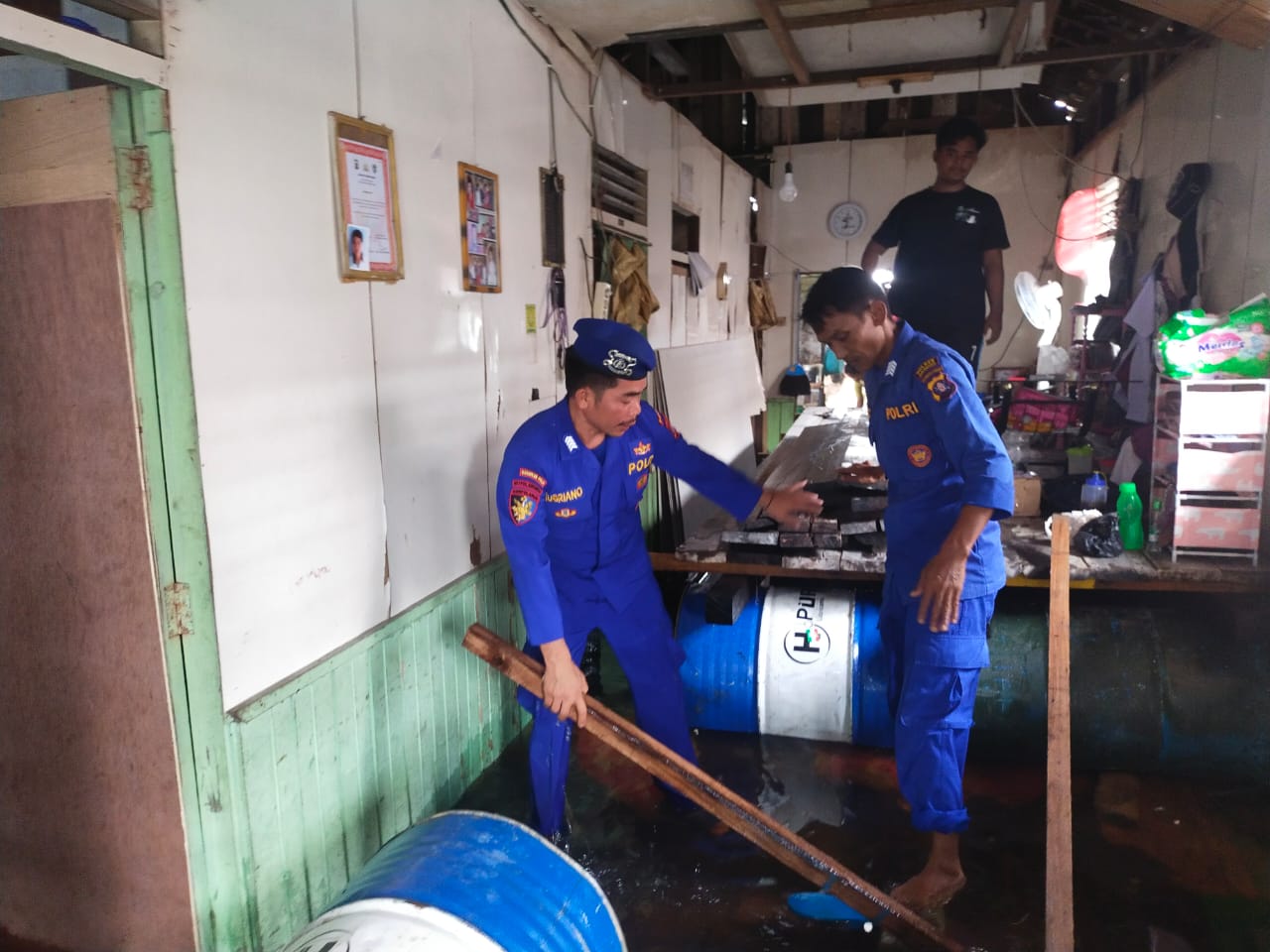 Ditpolairud Bantu Evakuasi Barang dan Warga Terdampak Banjir