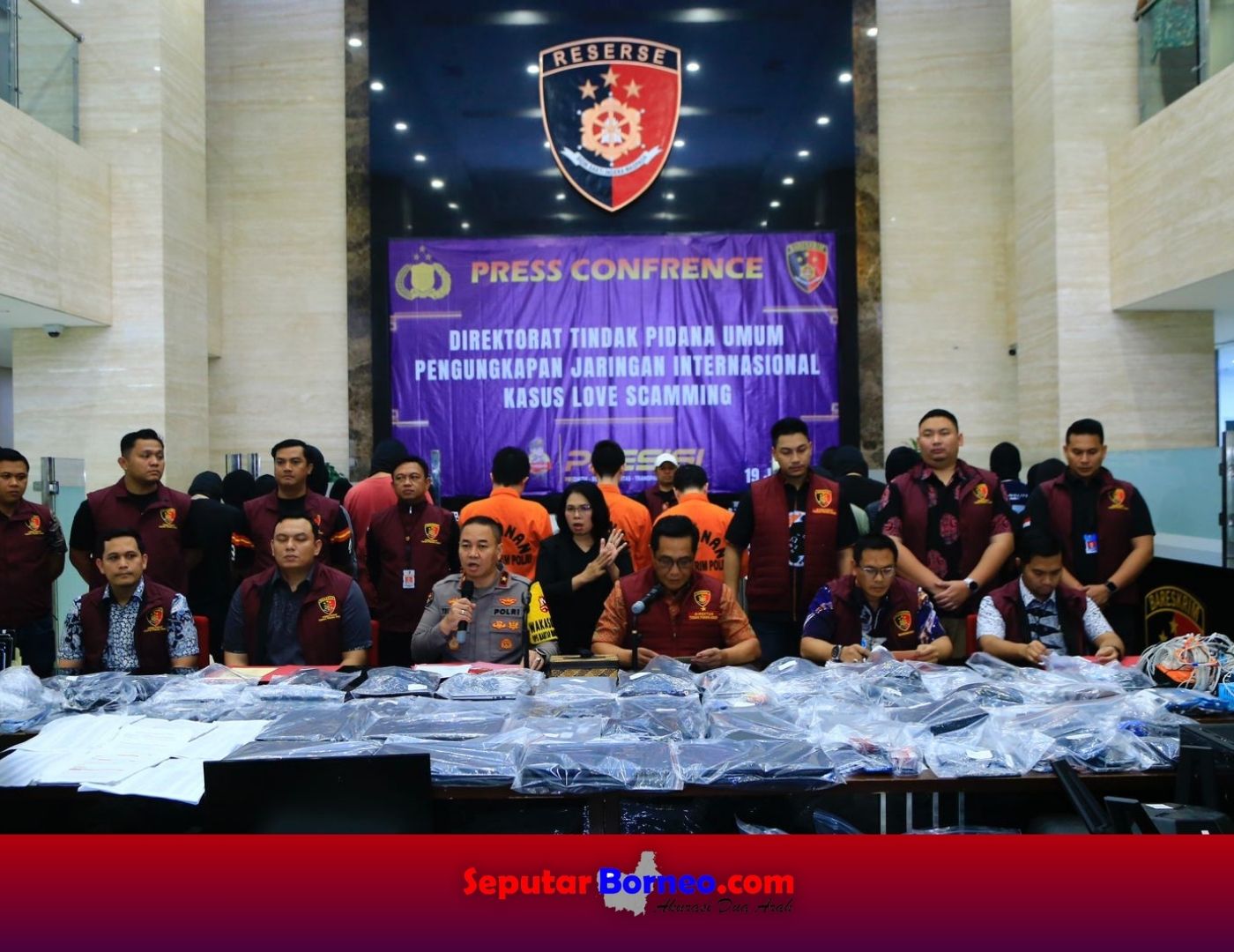 Direktur Reserse Kriminal Umum Bareskrim Polri, Brigjen Pol Djuhandani Rahardjo Puro ketika memimpin koferensi pers penipuan penipuan melalui aplikasi kencan daring. (FOTO:ISTIMEWA)