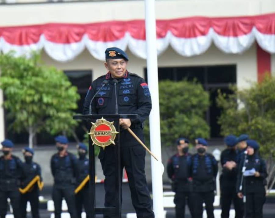 SAMBUTAN : Dankor Brimob Polri, Komjen Anang Revandoko  saat menyampaikan sambutan pada apel. (FOTO:ISTIMEWA)