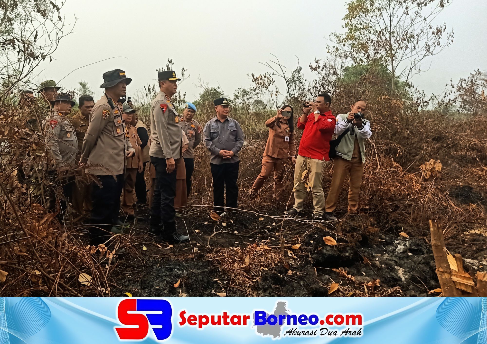 Kapolda Kalteng, Irjen Pol Iwan Kurniawan didampingi Bupati Kotim H Halikinnor meninjau lokasi karhutla. (FOTO: SEPUTAR BORNEO)