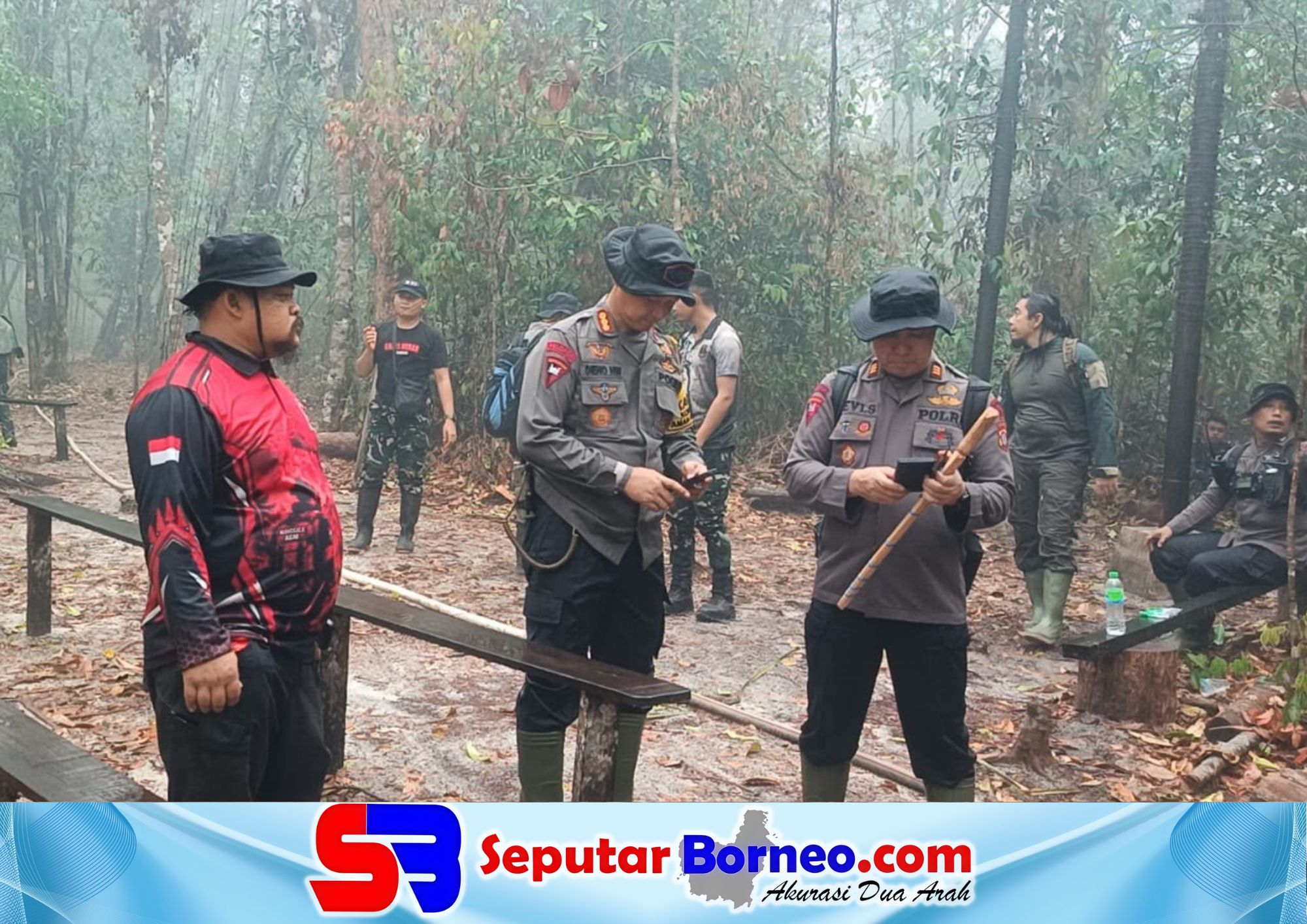 Dansat Brimob Polda Kalteng, Kombes Pol Dieno Hendro Widodo turun langsung meninjau lokasi karhutla di Tanjung Puting. (FOTO: ISTIMEWA)