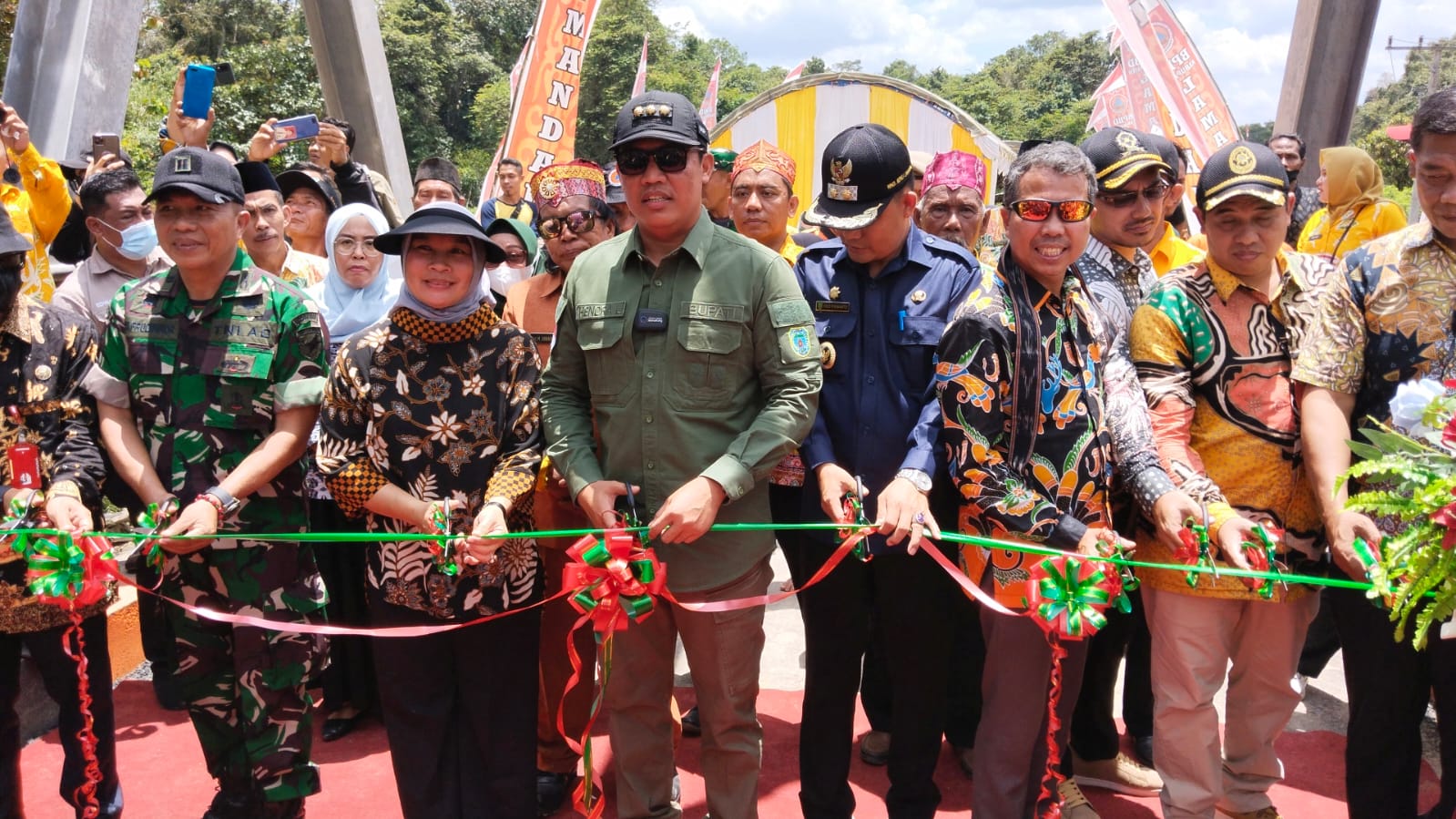 Bupati Lamandau Resmikan Jembatan Penghubung Dua Desa